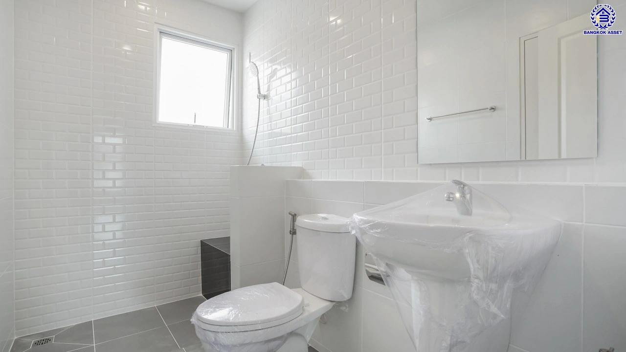 บ้านมือสองตกแต่งใหม่ โครงการ ชัยพฤกษ์ บางบัวทอง เนื้อที่ 78.4 ตร.ว. พื้นที่ใช้สอย 296.86 ตร.ม. ฟังก์ชัน 3 ห้องนอน 3 ห้องน้ำ จอดรถได้ 2 คัน พร้อม Facilities โครงการครบครัน ทำเลติดถนนบางกรวย-ไทรน้อย เชื่อมต่อถนนกาญจนาภิเษก ใกล้เซ็นทรัลเวสต์เกต และรถไฟฟ้าสายสีม่วง "สถานีบางพลู"