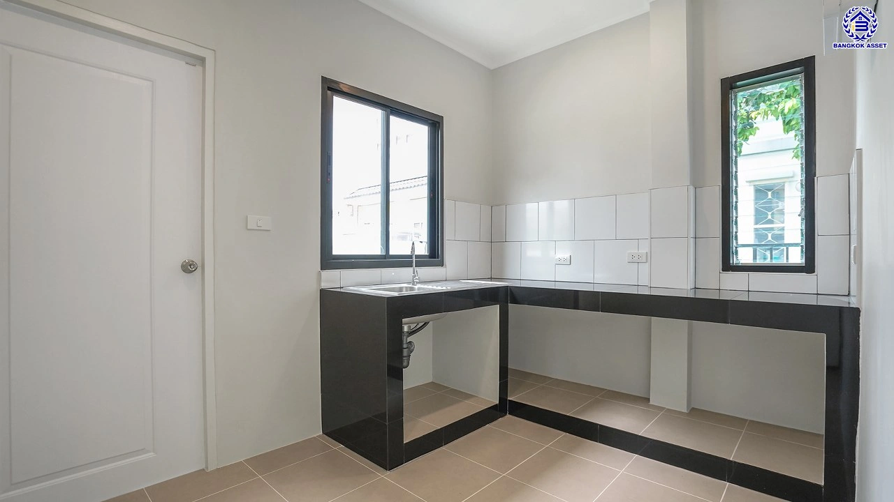 บ้านมือสองตกแต่งใหม่ โครงการ ชัยพฤกษ์ บางบัวทอง เนื้อที่ 55.3 ตร.ว. พื้นที่ใช้สอย 178.76 ตร.ม. ฟังก์ชัน 3 ห้องนอน 2 ห้องน้ำ จอดรถได้ 2 คัน พร้อม Facilities โครงการครบครัน ทำเลติดถนนบางกรวย-ไทรน้อย เชื่อมต่อถนนกาญจนาภิเษก ใกล้เซ็นทรัลเวสต์เกต และรถไฟฟ้าสายสีม่วง "สถานีบางพลู"