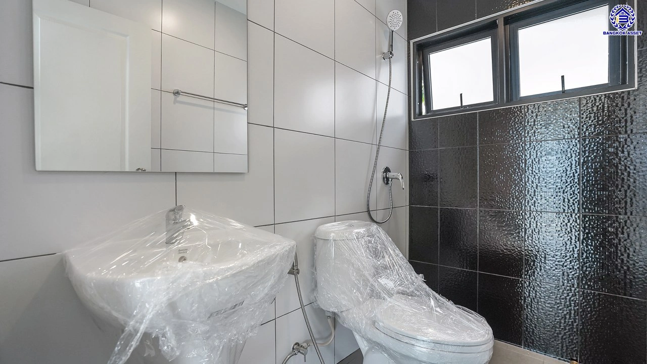 บ้านมือสองตกแต่งใหม่ โครงการ ชัยพฤกษ์ บางบัวทอง เนื้อที่ 55.3 ตร.ว. พื้นที่ใช้สอย 178.76 ตร.ม. ฟังก์ชัน 3 ห้องนอน 2 ห้องน้ำ จอดรถได้ 2 คัน พร้อม Facilities โครงการครบครัน ทำเลติดถนนบางกรวย-ไทรน้อย เชื่อมต่อถนนกาญจนาภิเษก ใกล้เซ็นทรัลเวสต์เกต และรถไฟฟ้าสายสีม่วง "สถานีบางพลู"