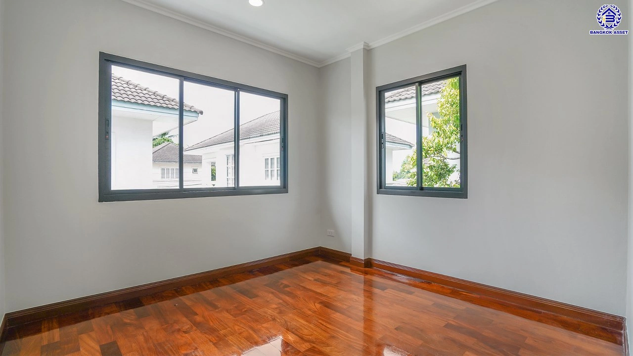 บ้านมือสองตกแต่งใหม่ โครงการ ชัยพฤกษ์ บางบัวทอง เนื้อที่ 55.3 ตร.ว. พื้นที่ใช้สอย 178.76 ตร.ม. ฟังก์ชัน 3 ห้องนอน 2 ห้องน้ำ จอดรถได้ 2 คัน พร้อม Facilities โครงการครบครัน ทำเลติดถนนบางกรวย-ไทรน้อย เชื่อมต่อถนนกาญจนาภิเษก ใกล้เซ็นทรัลเวสต์เกต และรถไฟฟ้าสายสีม่วง "สถานีบางพลู"