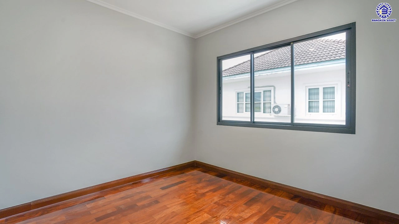 บ้านมือสองตกแต่งใหม่ โครงการ ชัยพฤกษ์ บางบัวทอง เนื้อที่ 55.3 ตร.ว. พื้นที่ใช้สอย 178.76 ตร.ม. ฟังก์ชัน 3 ห้องนอน 2 ห้องน้ำ จอดรถได้ 2 คัน พร้อม Facilities โครงการครบครัน ทำเลติดถนนบางกรวย-ไทรน้อย เชื่อมต่อถนนกาญจนาภิเษก ใกล้เซ็นทรัลเวสต์เกต และรถไฟฟ้าสายสีม่วง "สถานีบางพลู"