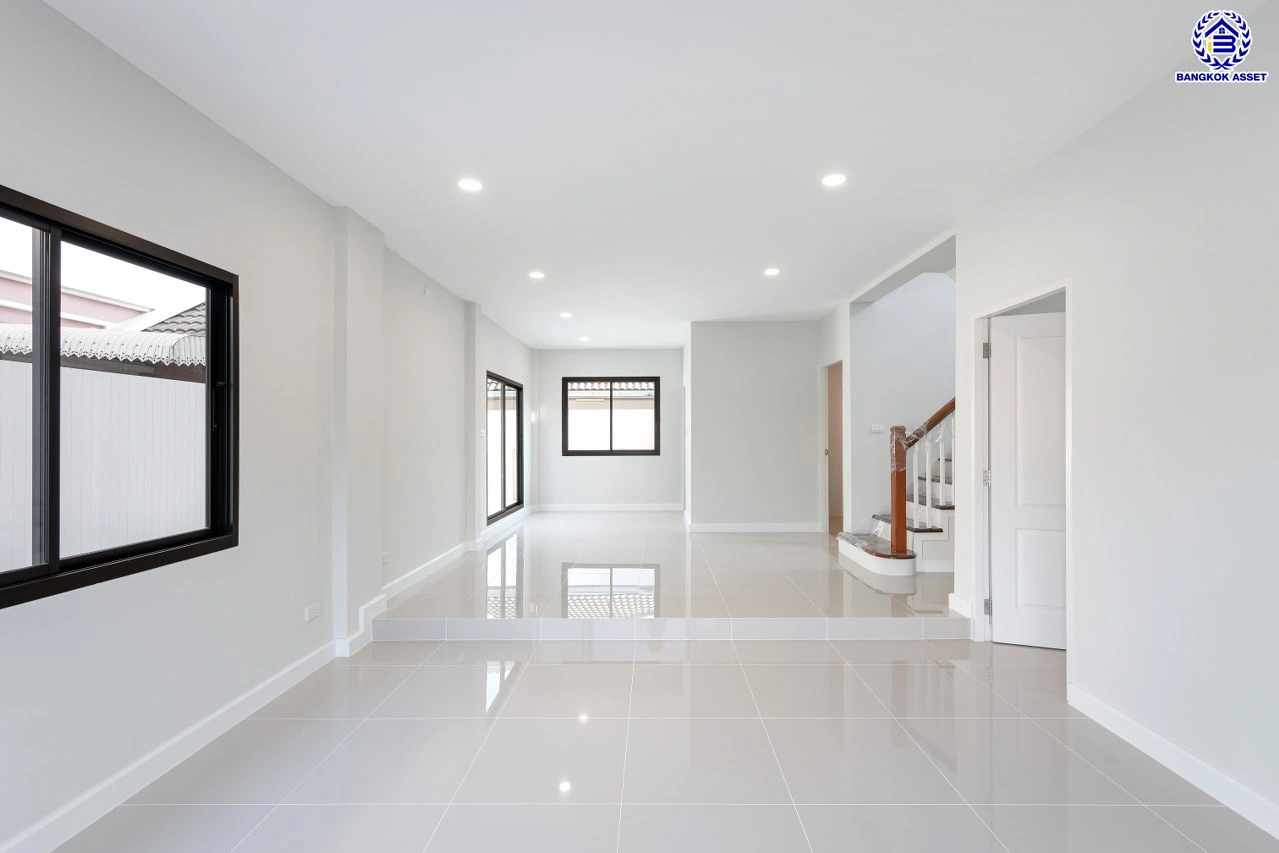 บ้านมือสองตกแต่งใหม่ โครงการ ชัยพฤกษ์ บางบัวทอง เนื้อที่ 55.5 ตร.ว. พื้นที่ใช้สอย 229.62 ตร.ม. ฟังก์ชัน 4 ห้องนอน 2 ห้องน้ำ จอดรถได้ 2 คัน พร้อม Facilities โครงการครบครัน ทำเลติดถนนบางกรวย-ไทรน้อย เชื่อมต่อถนนกาญจนาภิเษก ใกล้เซ็นทรัลเวสต์เกต และรถไฟฟ้าสายสีม่วง "สถานีบางพลู"