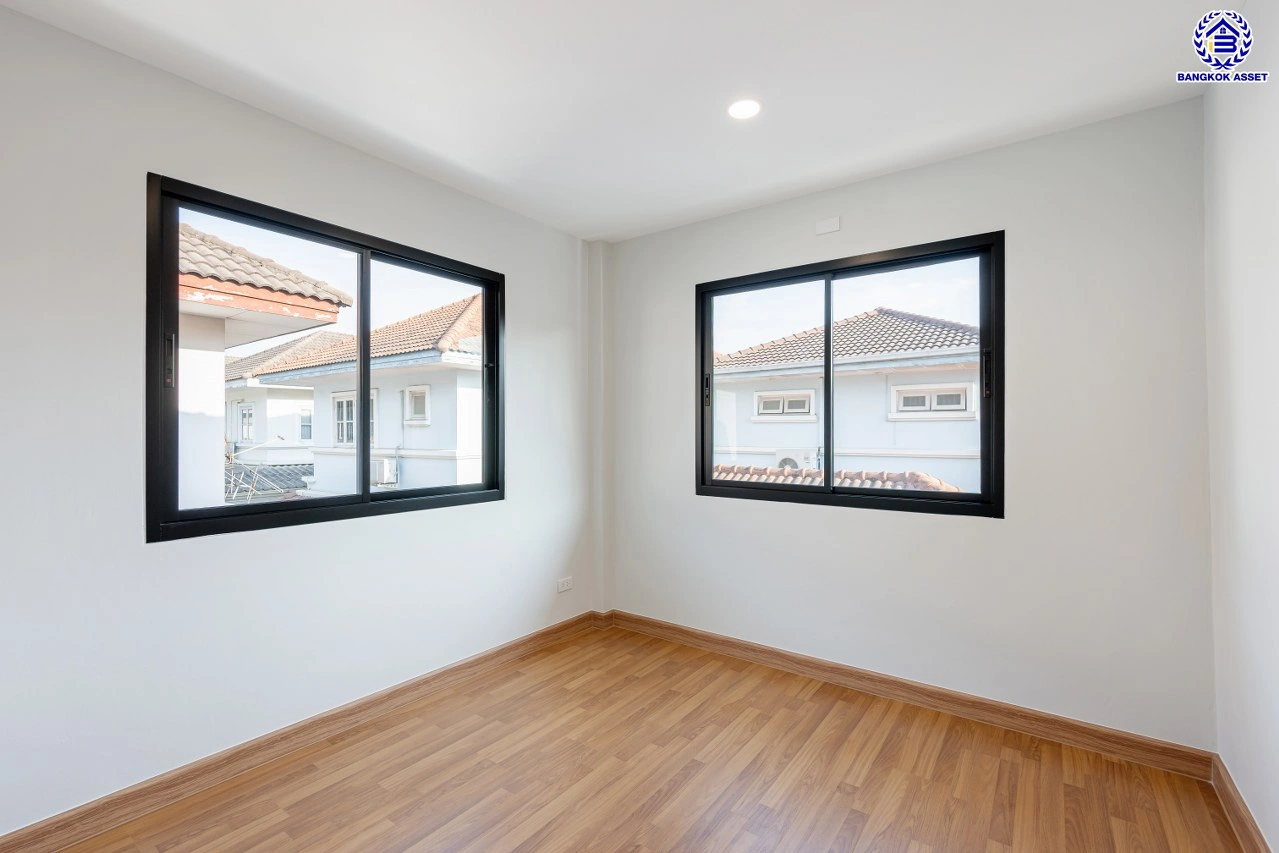 บ้านมือสองตกแต่งใหม่ โครงการ ชัยพฤกษ์ บางบัวทอง เนื้อที่ 55.5 ตร.ว. พื้นที่ใช้สอย 229.62 ตร.ม. ฟังก์ชัน 4 ห้องนอน 2 ห้องน้ำ จอดรถได้ 2 คัน พร้อม Facilities โครงการครบครัน ทำเลติดถนนบางกรวย-ไทรน้อย เชื่อมต่อถนนกาญจนาภิเษก ใกล้เซ็นทรัลเวสต์เกต และรถไฟฟ้าสายสีม่วง "สถานีบางพลู"