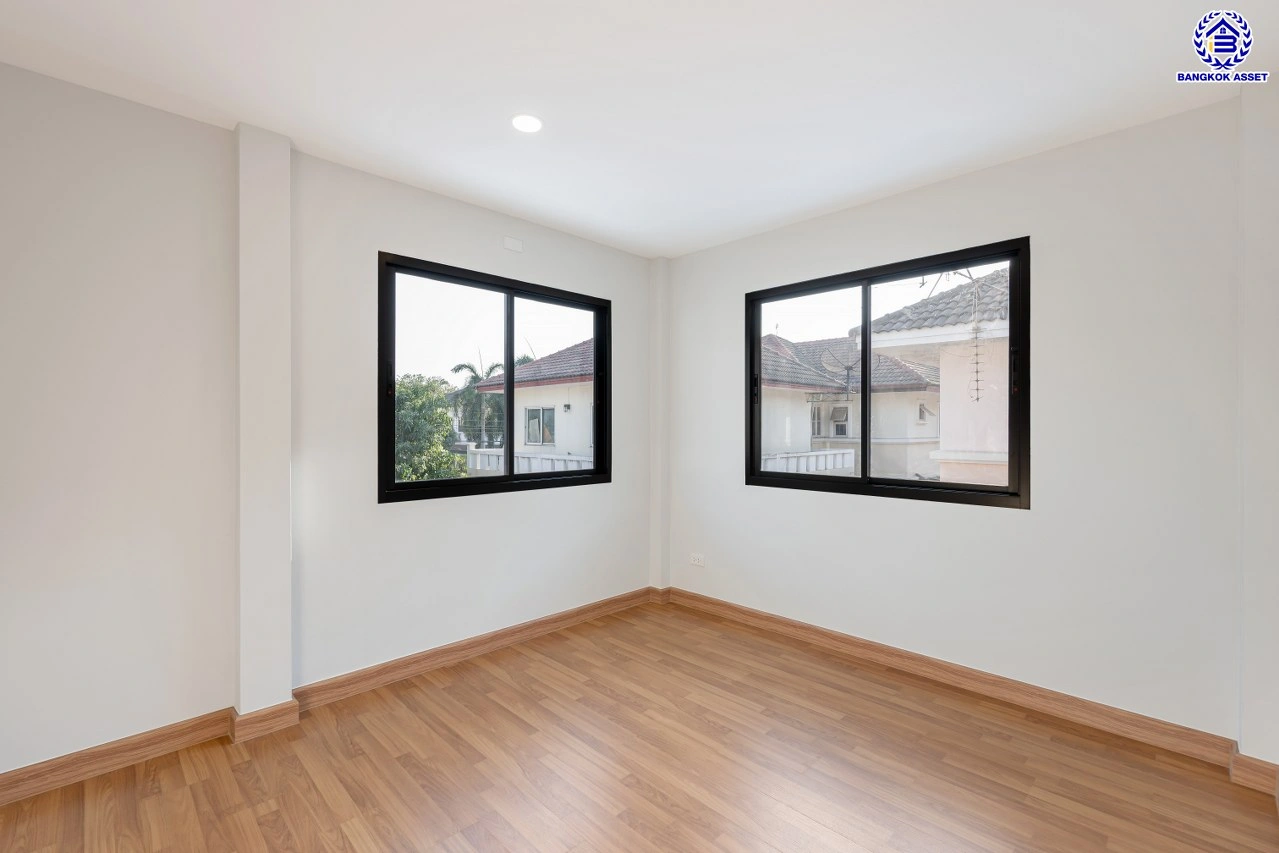 บ้านมือสองตกแต่งใหม่ โครงการ ชัยพฤกษ์ บางบัวทอง เนื้อที่ 55.5 ตร.ว. พื้นที่ใช้สอย 229.62 ตร.ม. ฟังก์ชัน 4 ห้องนอน 2 ห้องน้ำ จอดรถได้ 2 คัน พร้อม Facilities โครงการครบครัน ทำเลติดถนนบางกรวย-ไทรน้อย เชื่อมต่อถนนกาญจนาภิเษก ใกล้เซ็นทรัลเวสต์เกต และรถไฟฟ้าสายสีม่วง "สถานีบางพลู"